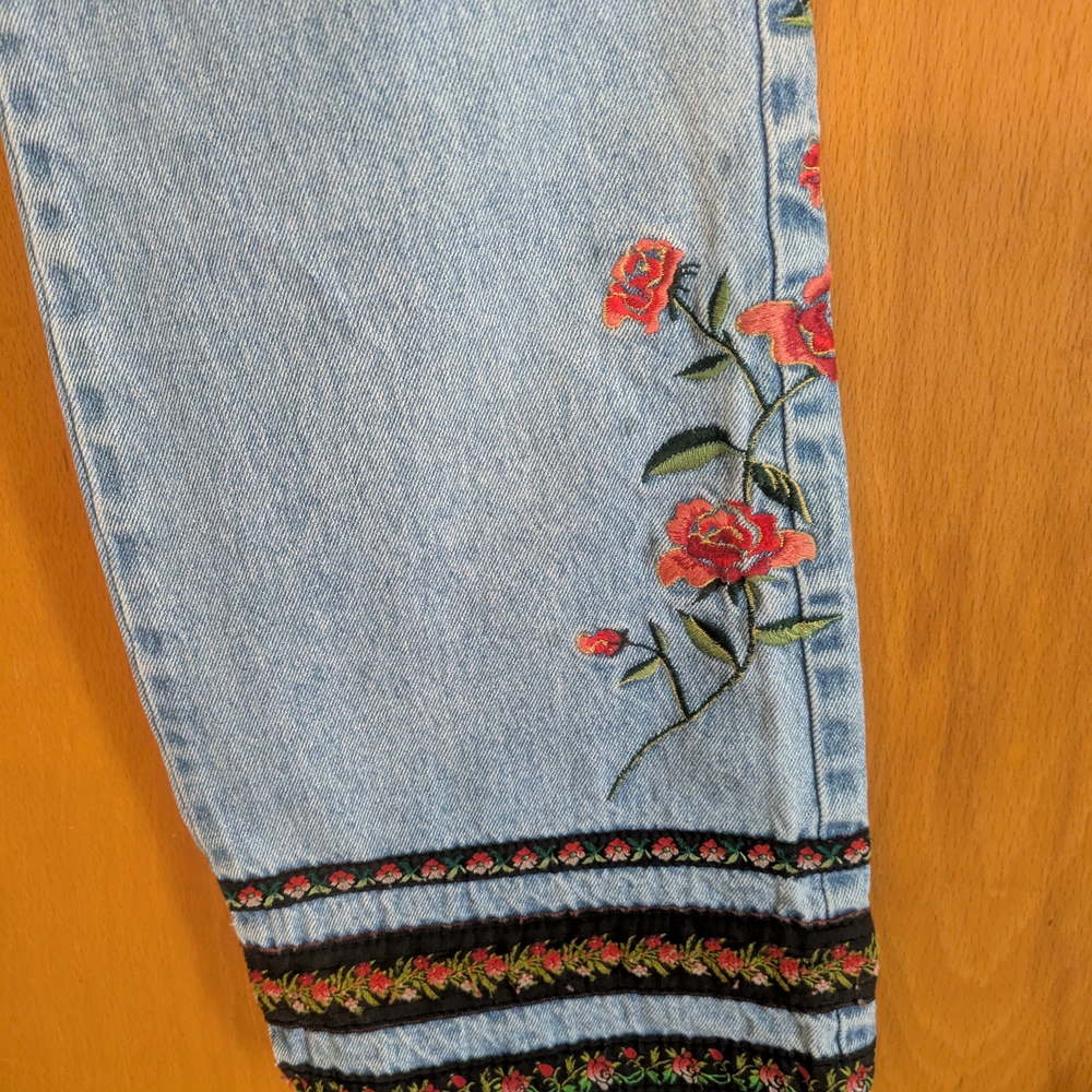 Beautiful Floral Embroidered Jeans Bill Blass